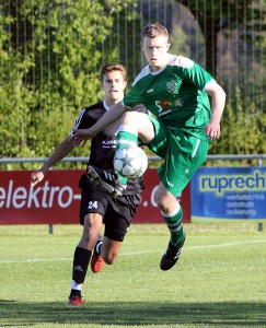 Hier blieb dem Spieler von Öhningen Nicolas Gutzentat (hinten) gegen den Aach-Linzer Manuel Fitz (vorne) nur das Nachsehen.