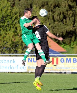 Dieses Kopfballduell gewann der Aach-Linzer Alexander Schnetzler (links) gegen den Öhninger Simon Maßler (rechts).