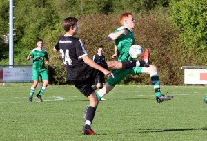 Hier konnte der Aach-Linzer Klaus Tillessen (rechts) den Öhninger Nicolas Gutzentat (links) vom Ball trennen.