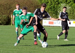 Hier versucht der Aach-Linzer Dennis Karch (links) den Öhninger Nicolas Gutzentat (rechts) vom Ball zu trennen.