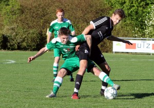 Hier versucht der Aach-Linzer Dennis Karch (links) den Öhninger Nicolas Gutzentat (rechts) vom Ball zu trennen.